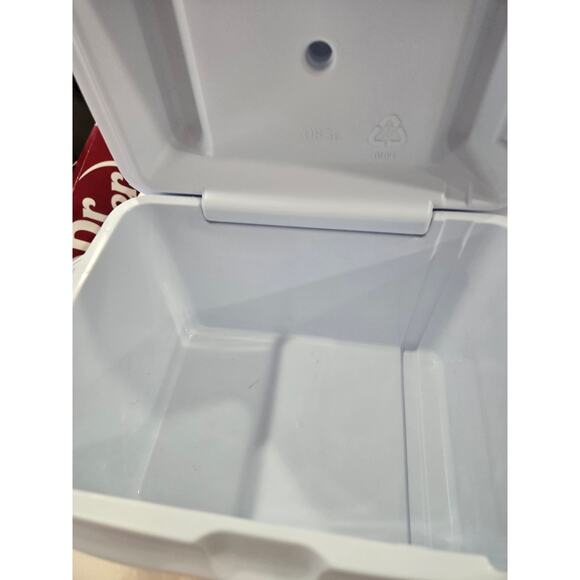 Rubbermaid 6 Pack Cooler Lunch Box Never Used - Picture 3 of 6